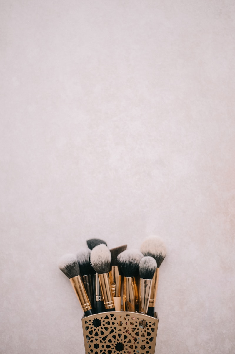 Photo by Annie Spratt brass-colored-and-black makeup brush kit